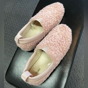 TOMS Woman’s size 6, pink sherpa shoes